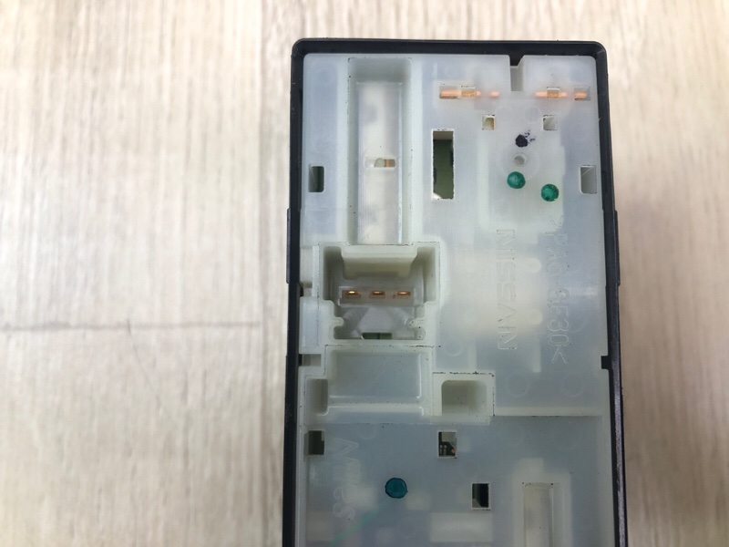 Блок управления стеклоподъемниками передний левый VERSA B17 11-19 2017 1.6 HR16DE