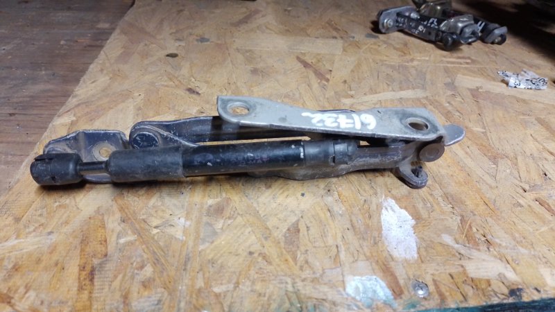 Петля крышки багажника левая 3 BK 03-08