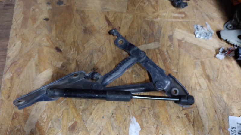 Петля крышки багажника левая MAZDA 3 BK 03-08