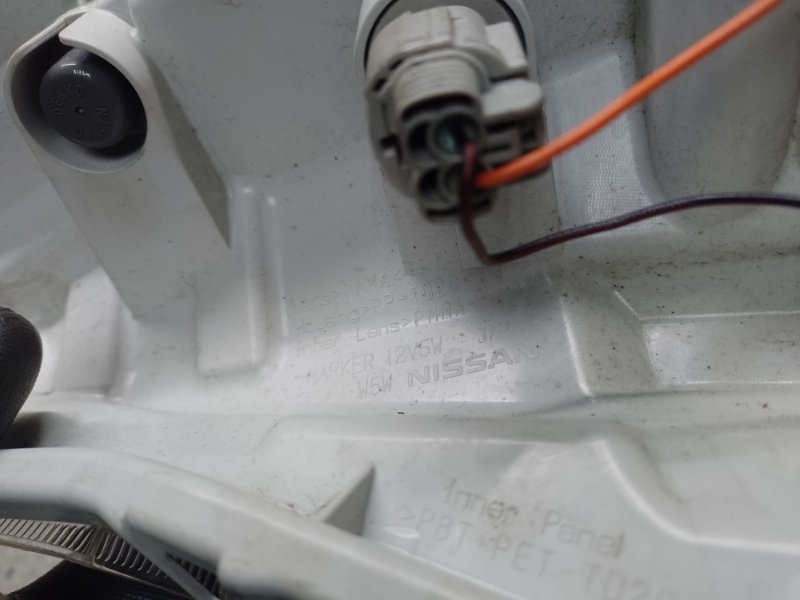 Указатель поворота правый LEAF 10-17 2011 EM61