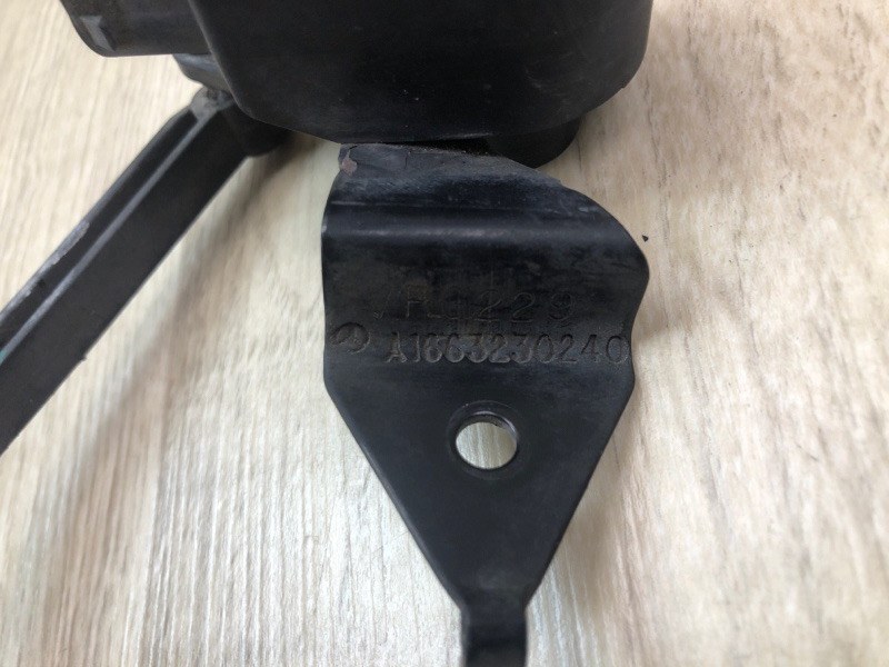 Датчик положения кузова передний правый GL-CLASS X166 12-16 2012 M278928 4.7L Датчик положения кузова передний правый GL-CLASS X166 12-16 2012 M278928 4.7L