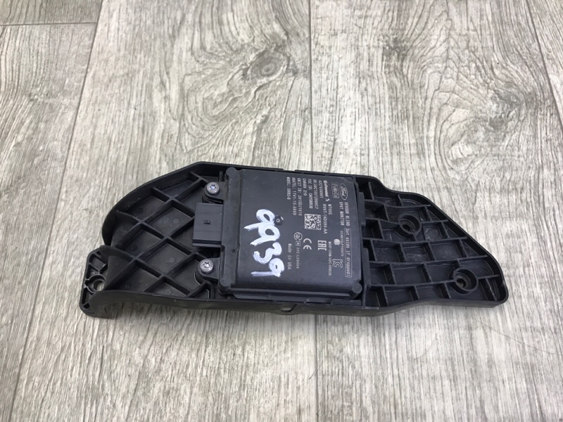 Запчасть датчик слепых зон левый FORD ESCAPE 12-19 2018 T15HDTX HV6Z-14C689-A Б/У Датчик слепых зон левый FORD ESCAPE 12-19 2018 T15HDTX HV6Z-14C689-A Б/У