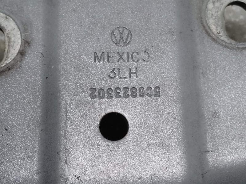 Петля капота правая JETTA USA 10-17 2010 CBTA 2.5L