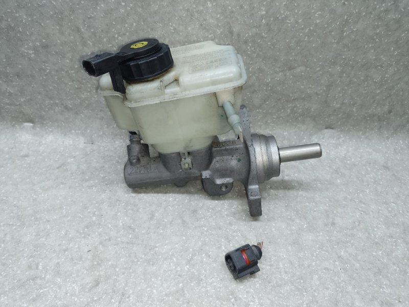 Главный тормозной цилиндр JETTA USA 10-17 2010 CBTA 2.5L
