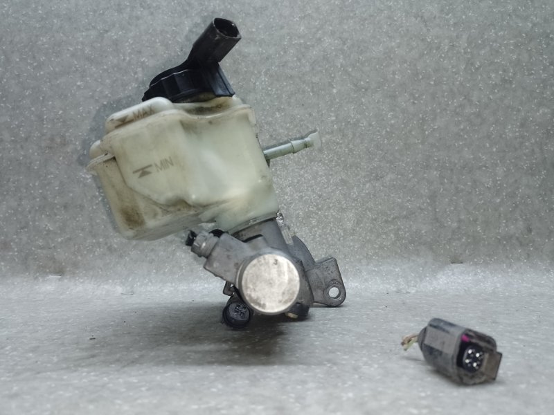 Главный тормозной цилиндр JETTA USA 10-17 2010 CBTA 2.5L