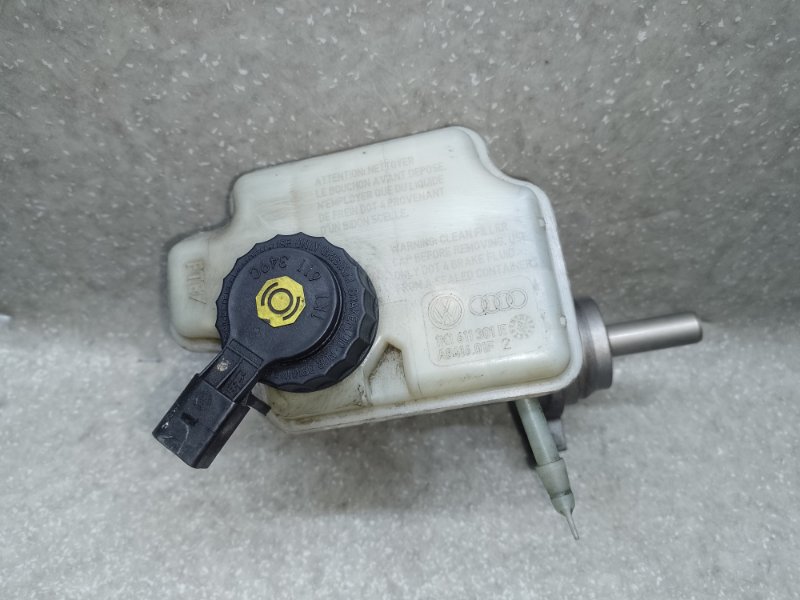 Главный тормозной цилиндр JETTA USA 10-17 2010 CBTA 2.5L