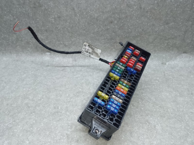 Запчасть блок предохранителей моторный отсек VOLKSWAGEN JETTA USA 10-17 2010 CBTA 2.5L 000 937 615 Б/У Блок предохранителей моторный отсек VOLKSWAGEN JETTA USA 10-17 2010 CBTA 2.5L 000 937 615 Б/У