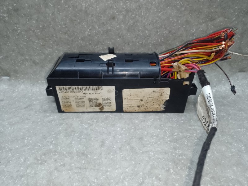 Блок предохранителей моторный отсек JETTA USA 10-17 2010 CBTA 2.5L Блок предохранителей моторный отсек JETTA USA 10-17 2010 CBTA 2.5L