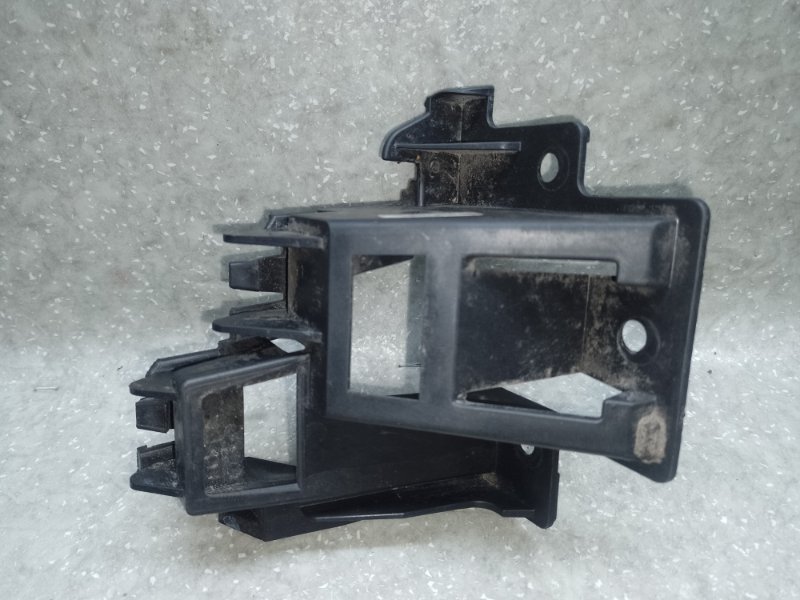 Кронштейн заднего бампера правый VOLKSWAGEN JETTA USA 10-17 2010 CBTA 2.5L 5C6 807 394 A Б/У