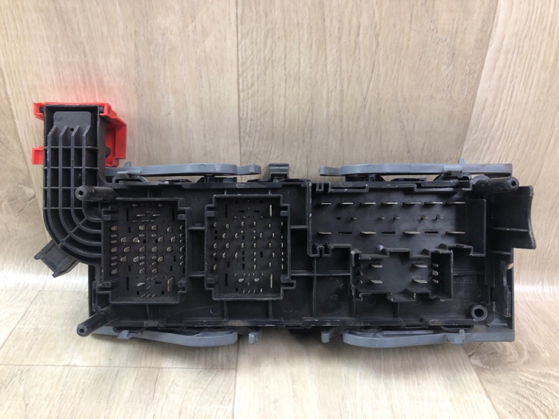 Блок предохранителей моторный отсек JOURNEY 08-20 2012 2.4 ED3 Блок предохранителей моторный отсек JOURNEY 08-20 2012 2.4 ED3