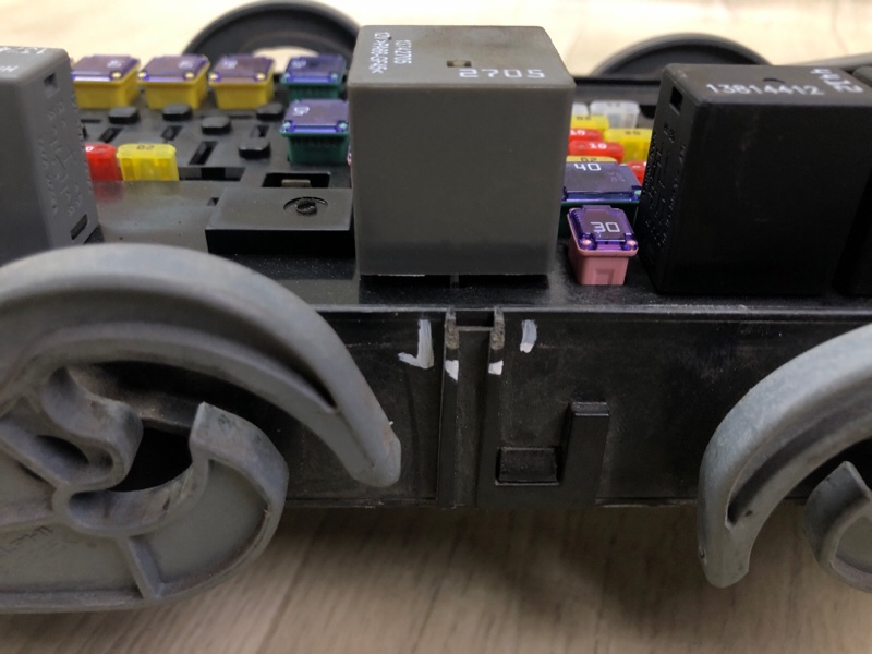 Блок предохранителей моторный отсек JOURNEY 08-20 2012 2.4 ED3 Блок предохранителей моторный отсек JOURNEY 08-20 2012 2.4 ED3