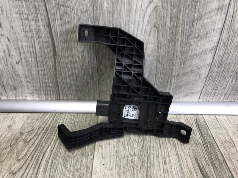 Датчик слепых зон передний правый IONIQ 5 21- Датчик слепых зон передний правый IONIQ 5 21-