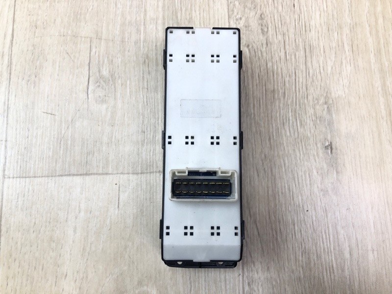 Блок управления стеклоподъемниками HYUNDAI VELOSTER 11-18 1.6 G4FD Блок управления стеклоподъемниками HYUNDAI VELOSTER 11-18 1.6 G4FD