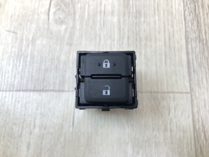 Кнопка центрального замка передняя правая SIENNA 11-16 2014 3.5 2GR-FE