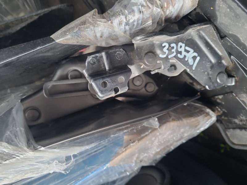 Петля капота правая LEXUS LS500 18- 53410-50110 Б/У