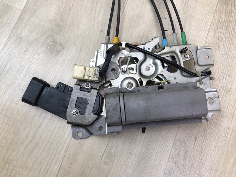 Замок двери боковой задний левый SIENNA 11-16 2014 3.5 2GR-FE