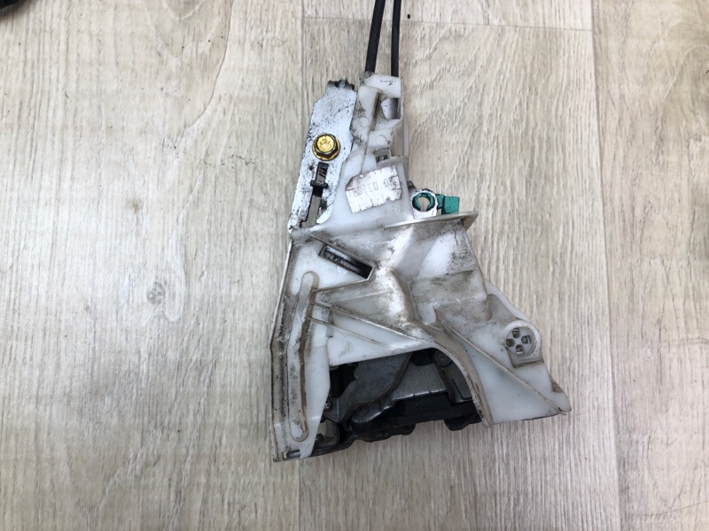 Замок двери боковой задний левый TOYOTA SIENNA 11-16 3.5 2GR-FE