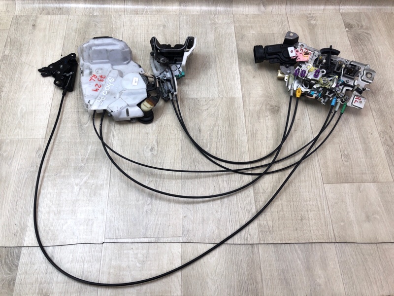 Замок двери боковой задний левый SIENNA 11-16 2014 3.5 2GR-FE