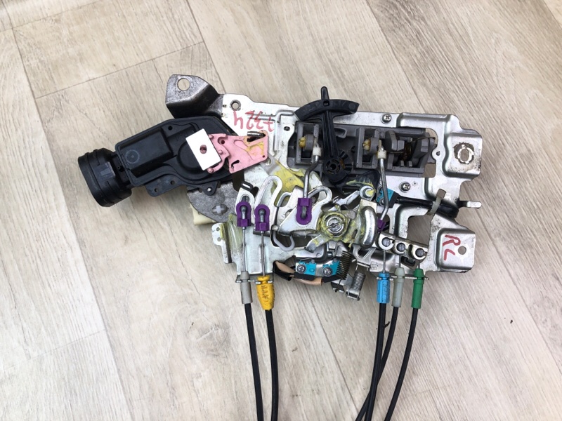 Замок двери боковой задний левый SIENNA 11-16 2014 3.5 2GR-FE