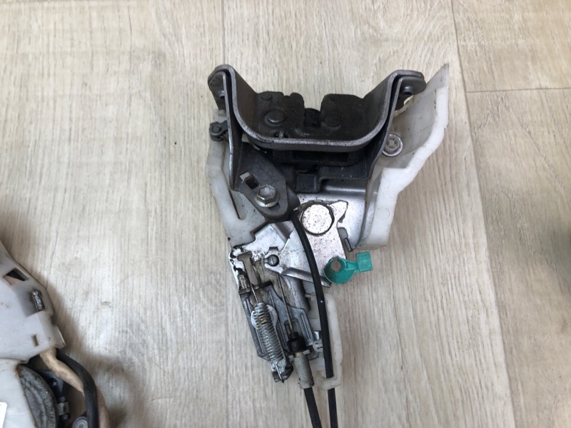 Замок двери боковой задний левый SIENNA 11-16 2014 3.5 2GR-FE