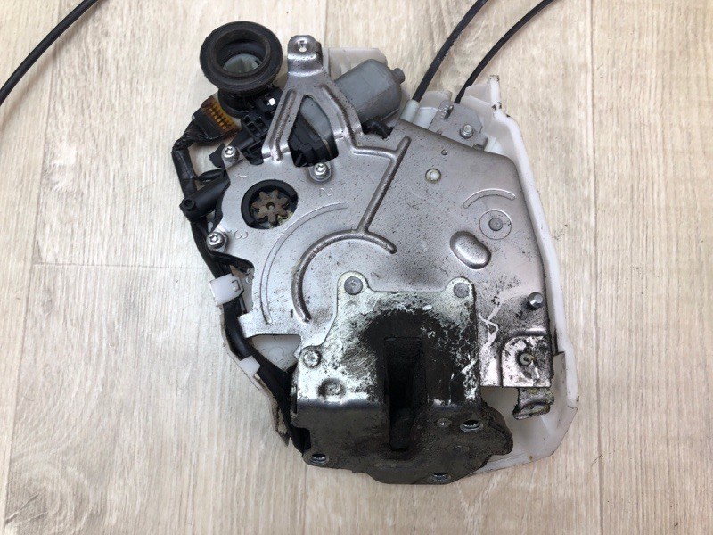 Замок двери боковой задний правый SIENNA 11-16 2014 3.5 2GR-FE