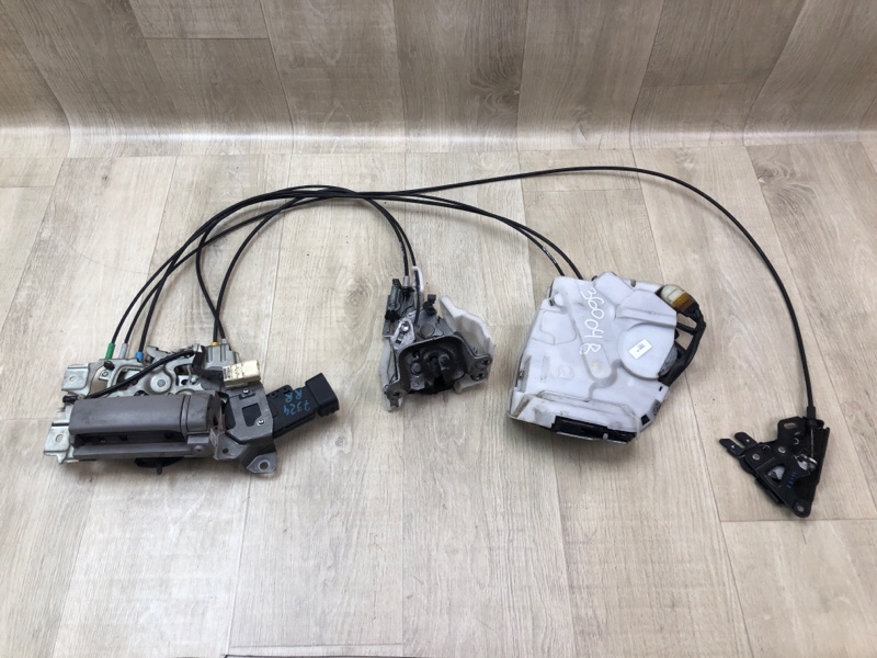 Замок двери боковой задний правый SIENNA 11-16 2014 3.5 2GR-FE