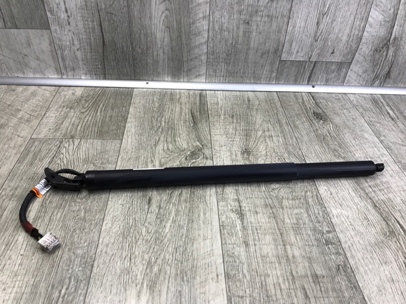 Амортизатор крышки багажника левый X-TRAIL/ROGUE T33 20- 2021 2.5 PR25DD