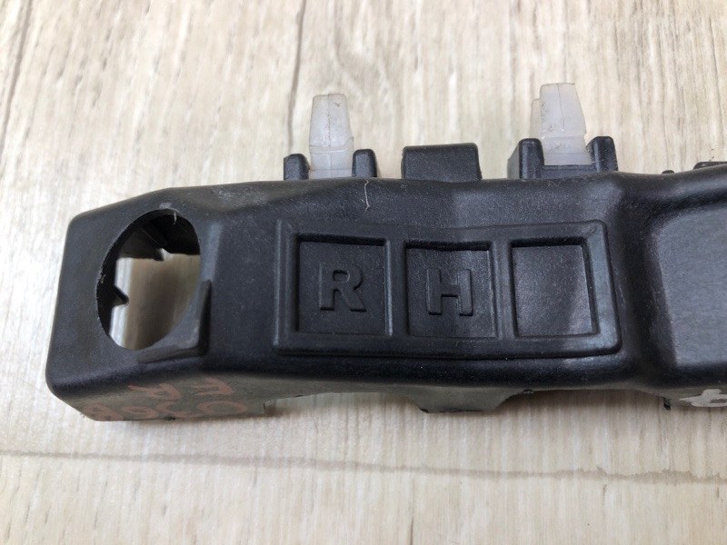 Кронштейн переднего бампера (на крыле) правый VELOSTER 11-18 2012 1.6 G4FD
