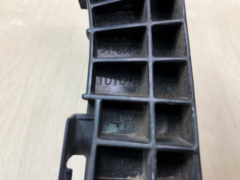 Кронштейн переднего бампера (на крыле) правый CAMRY 40 06-11 2007 3.5 2GR-FE