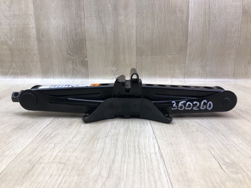 Запчасть домкрат FORD FOCUS 10-18 2017 2.0 C20HDEX DM5Z-17080-A Б/У Домкрат FORD FOCUS 10-18 2017 2.0 C20HDEX DM5Z-17080-A Б/У