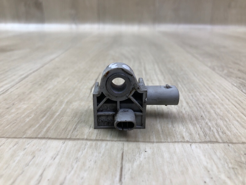 Датчик удара передний JETTA USA 10-17