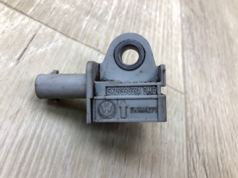 Датчик удара передний JETTA USA 10-17