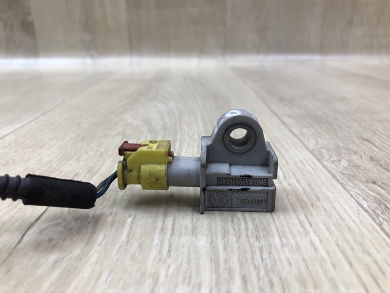 Датчик удара передний JETTA USA 10-17