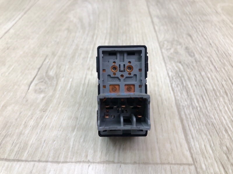 Кнопка стеклоподъемника задняя правая ELANTRA MD 10-15 2014 1.8 G4NB Кнопка стеклоподъемника задняя правая ELANTRA MD 10-15 2014 1.8 G4NB