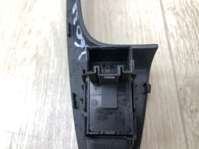 Кнопка стеклоподъемника задняя правая JETTA USA 10-17 2.5 Кнопка стеклоподъемника задняя правая JETTA USA 10-17 2.5