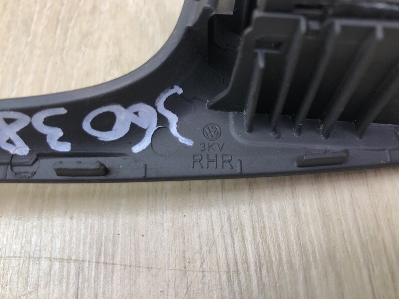 Кнопка стеклоподъемника задняя правая JETTA USA 10-17 2.5 Кнопка стеклоподъемника задняя правая JETTA USA 10-17 2.5