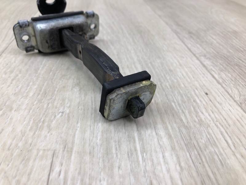 Ограничитель двери задний левый RIO FB 17- 2019 1.6 G4FM