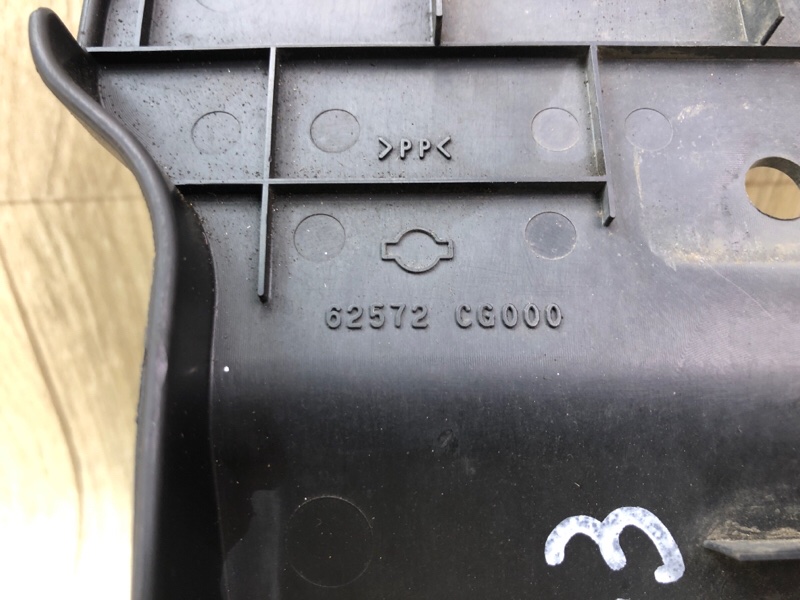 Кронштейн решетки радиатора FX S50 03-08 2005 3.5 VQ35DE