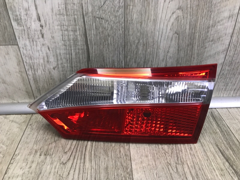 Запчасть фонарь внутренний правый TOYOTA COROLLA 12-19 E180 8158102520 Б/У Фонарь внутренний правый TOYOTA COROLLA 12-19 E180 8158102520 Б/У