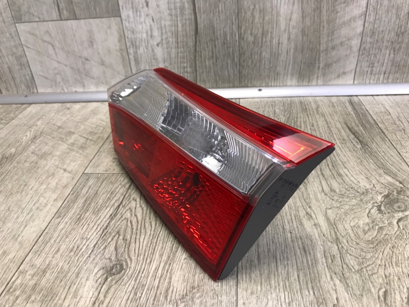 Фонарь внутренний правый TOYOTA COROLLA 12-19 E180 Фонарь внутренний правый TOYOTA COROLLA 12-19 E180