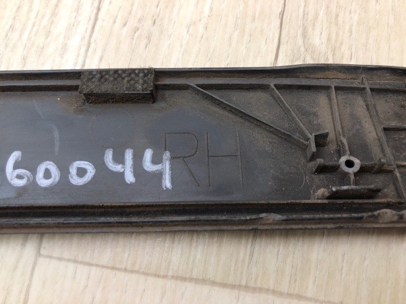 Накладка двери передняя правая TUCSON TL 15-20 2015 G4FJ 1.6 Накладка двери передняя правая TUCSON TL 15-20 2015 G4FJ 1.6