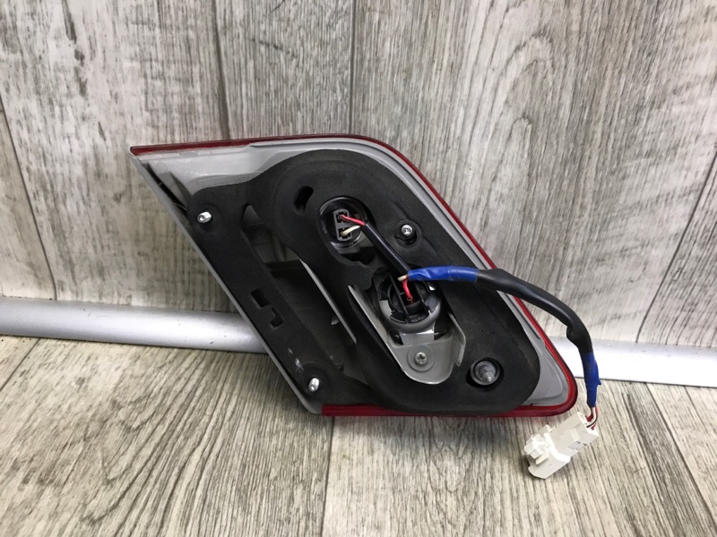 Фонарь внутренний правый CAMRY 40 06-11