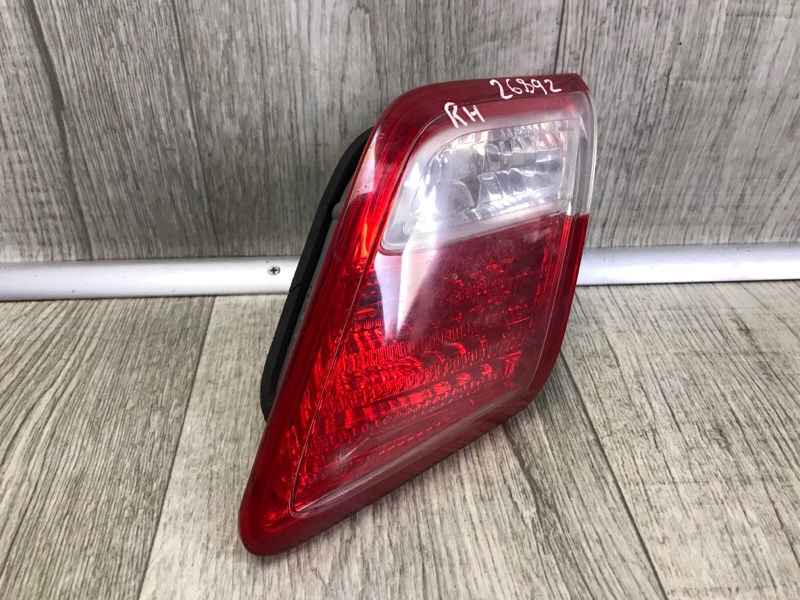 Фонарь внутренний правый CAMRY 40 06-11