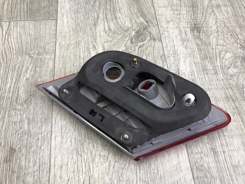 Фонарь внутренний правый CAMRY 40 06-11