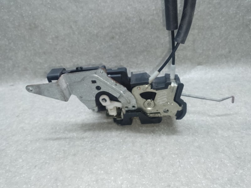 Замок двери задний правый H3 05-10 2006 L52 3.5 L Замок двери задний правый H3 05-10 2006 L52 3.5 L