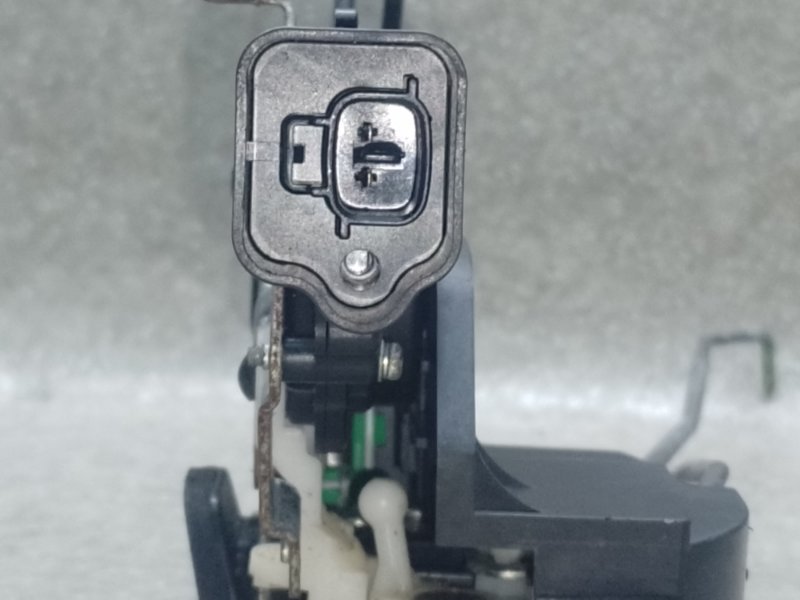 Замок двери передний левый H3 05-10 2006 L52 3.5 L Замок двери передний левый H3 05-10 2006 L52 3.5 L