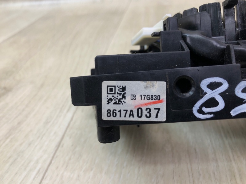 Подрулевой переключатель правый OUTLANDER GF 12- 2013 2.4 4J12