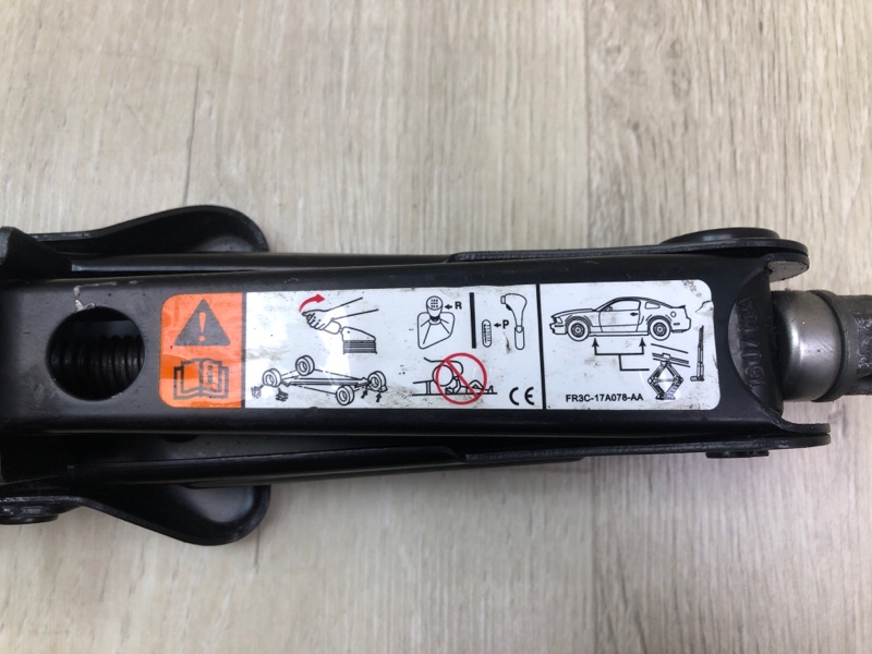 Домкрат MUSTANG 15- 2017 Кабриолет 3.7 C37PDED Домкрат MUSTANG 15- 2017 Кабриолет 3.7 C37PDED