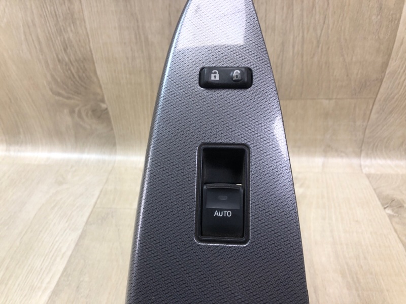 Кнопка стеклоподъемника передняя правая VENZA 09-16 2013 3.5 2GR-FE