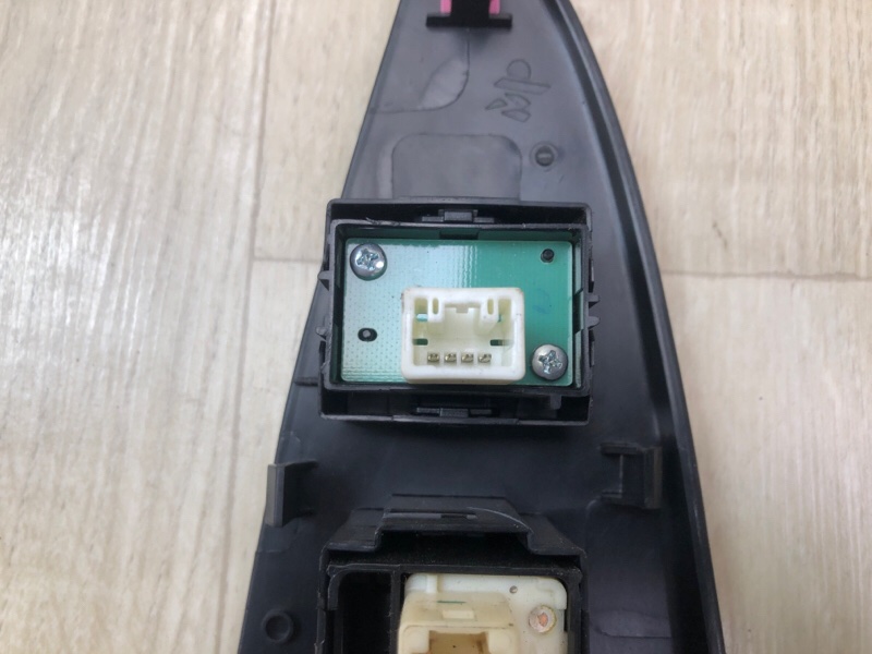 Кнопка стеклоподъемника передняя правая VENZA 09-16 2013 3.5 2GR-FE